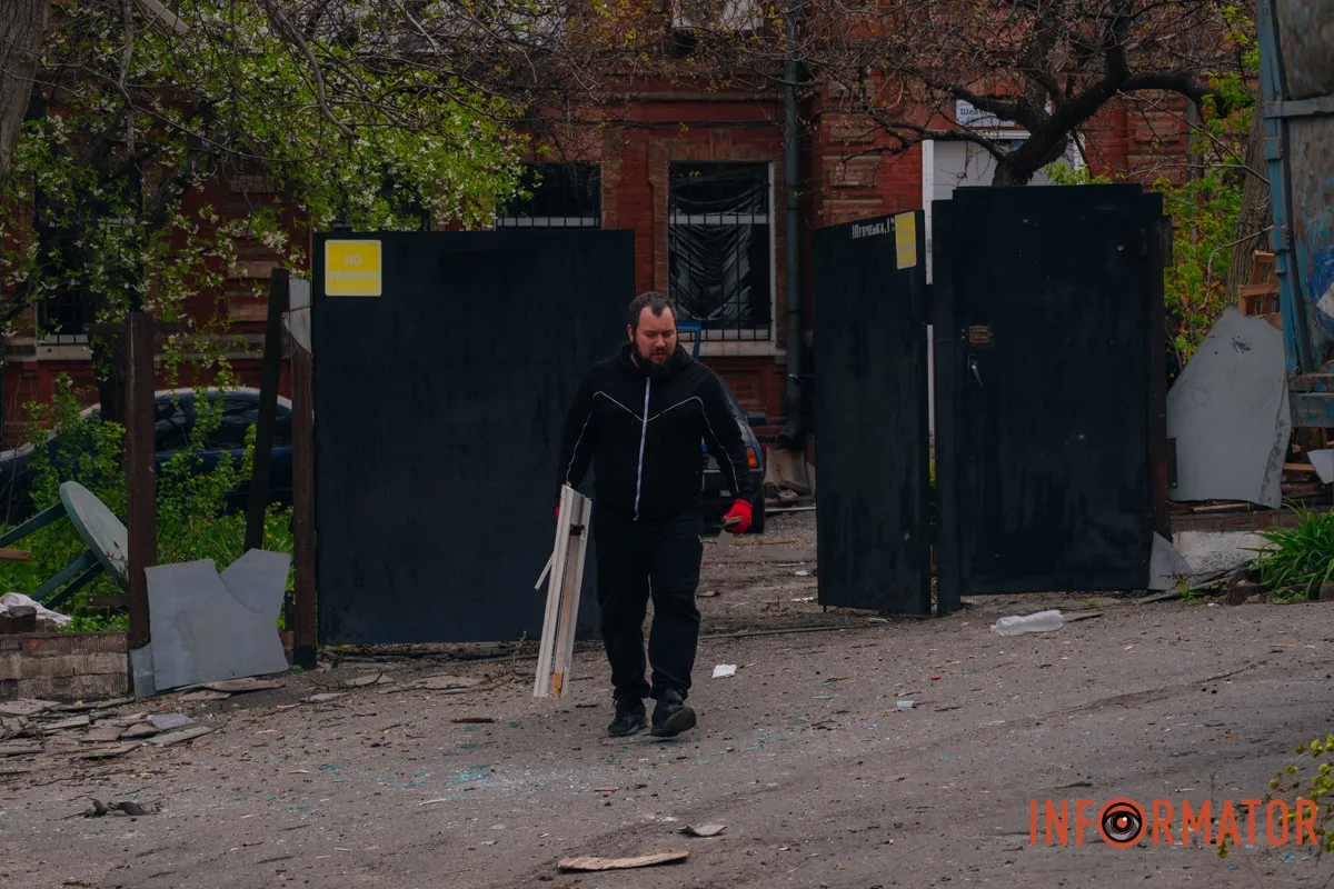 Зруйновані будинки, вибиті вікна, згорілі авто: як виглядає Дніпро після нічної атаки 16 квітня 109