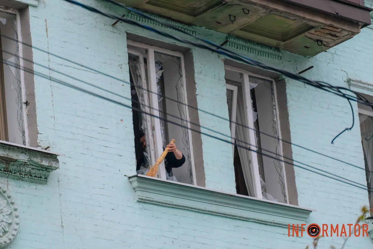 Зруйновані будинки, вибиті вікна, згорілі авто: як виглядає Дніпро після нічної атаки 16 квітня 116