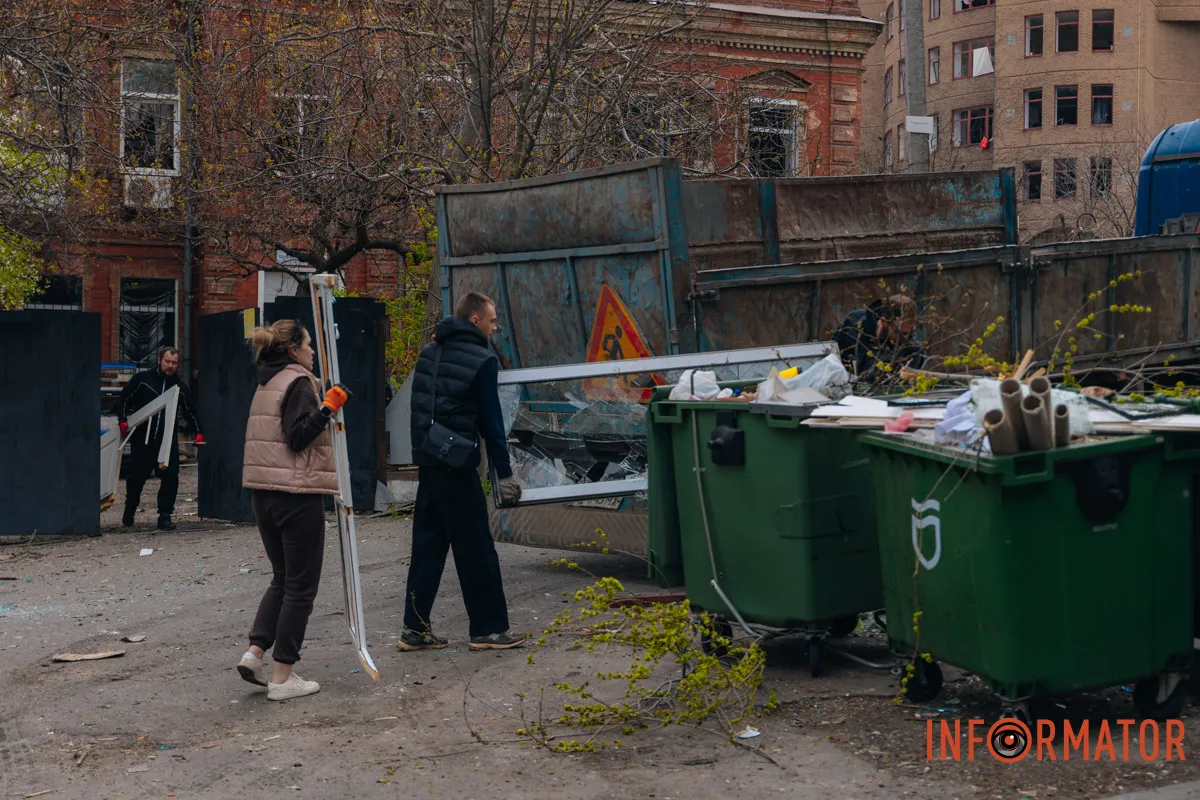 Зруйновані будинки, вибиті вікна, згорілі авто: як виглядає Дніпро після нічної атаки 16 квітня 112