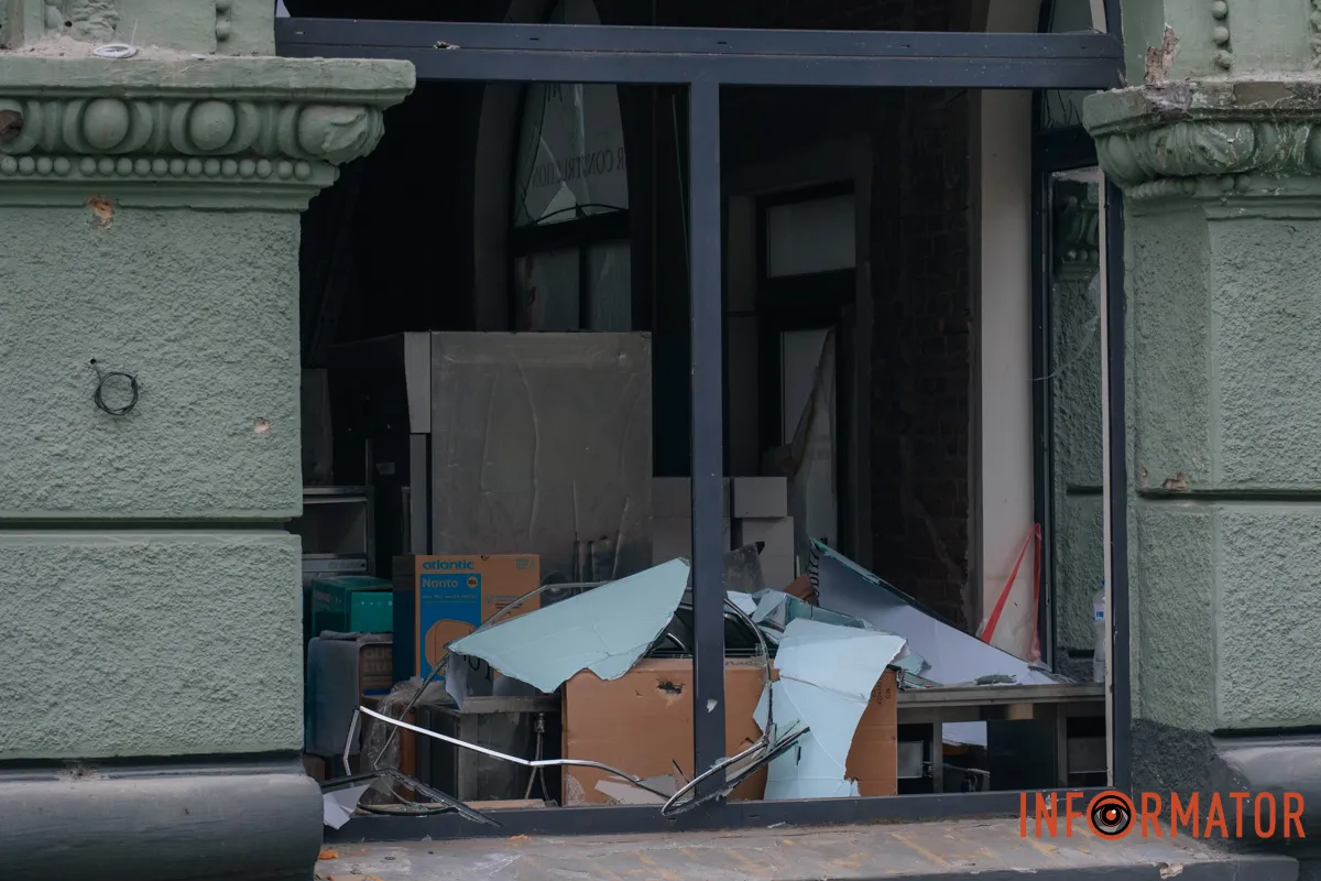 Зруйновані будинки, вибиті вікна, згорілі авто: як виглядає Дніпро після нічної атаки 16 квітня 121