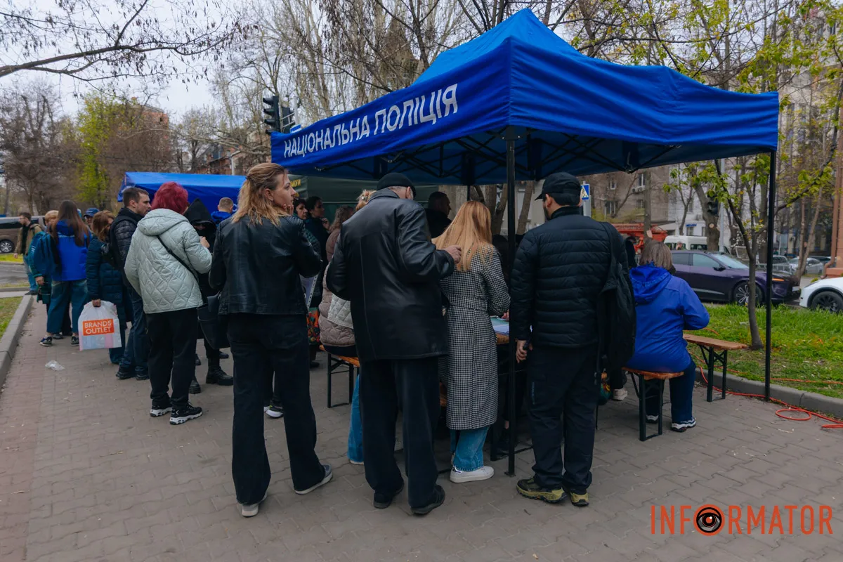 Зруйновані будинки, вибиті вікна, згорілі авто: як виглядає Дніпро після нічної атаки 16 квітня 110