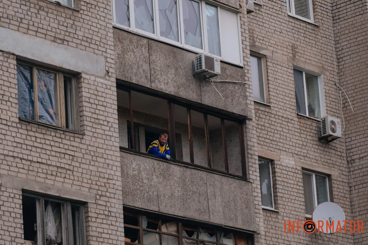 Зруйновані будинки, вибиті вікна, згорілі авто: як виглядає Дніпро після нічної атаки 16 квітня 126