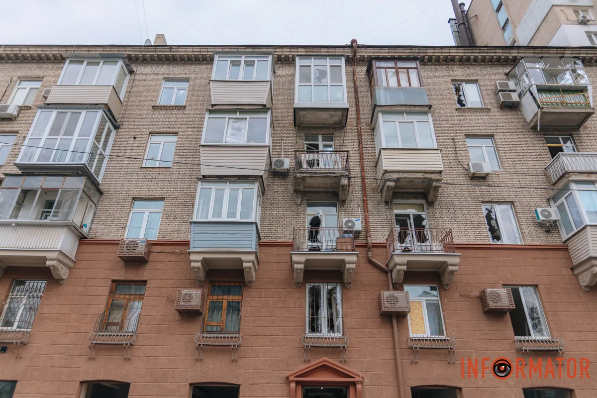 Зруйновані будинки, вибиті вікна, згорілі авто: як виглядає Дніпро після нічної атаки 16 квітня 129