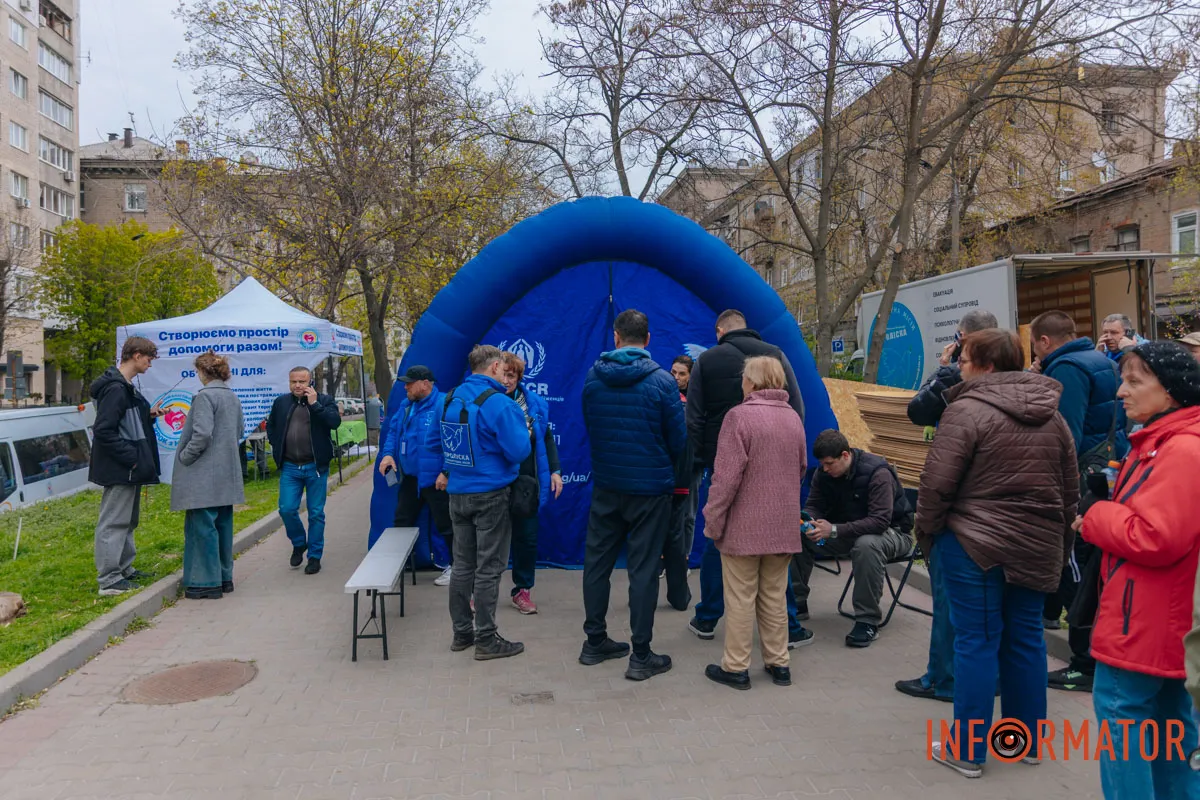 Зруйновані будинки, вибиті вікна, згорілі авто: як виглядає Дніпро після нічної атаки 16 квітня 125