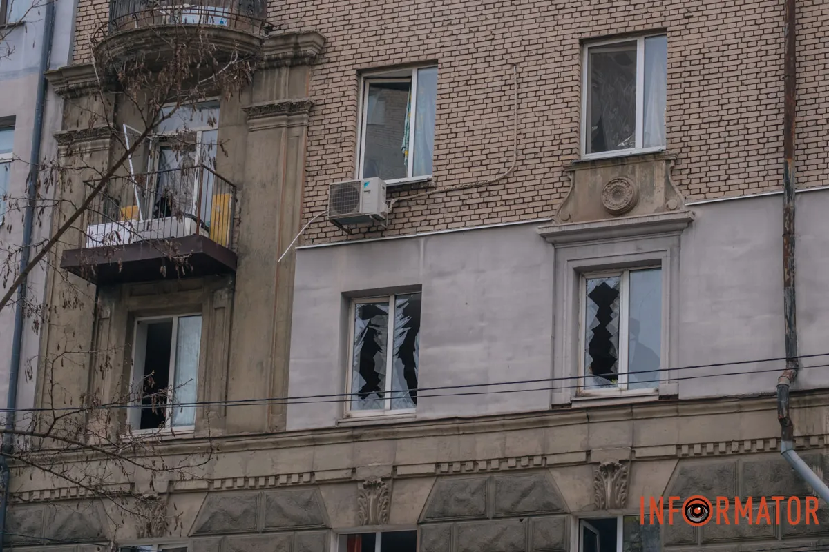 Зруйновані будинки, вибиті вікна, згорілі авто: як виглядає Дніпро після нічної атаки 16 квітня 132