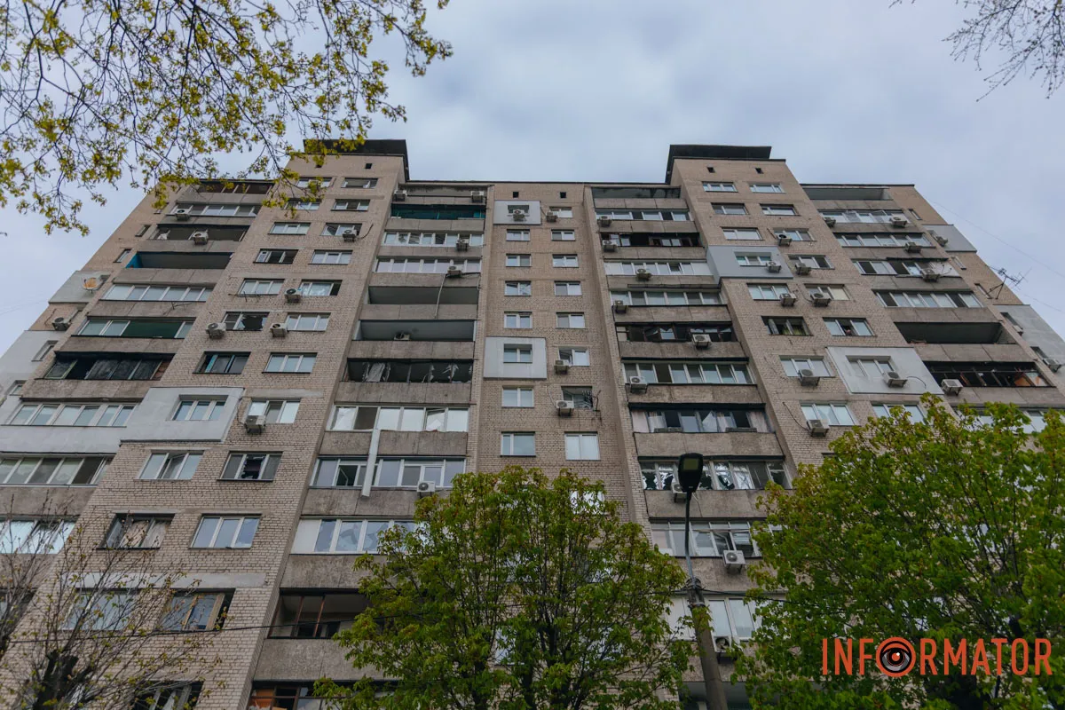 Зруйновані будинки, вибиті вікна, згорілі авто: як виглядає Дніпро після нічної атаки 16 квітня 131