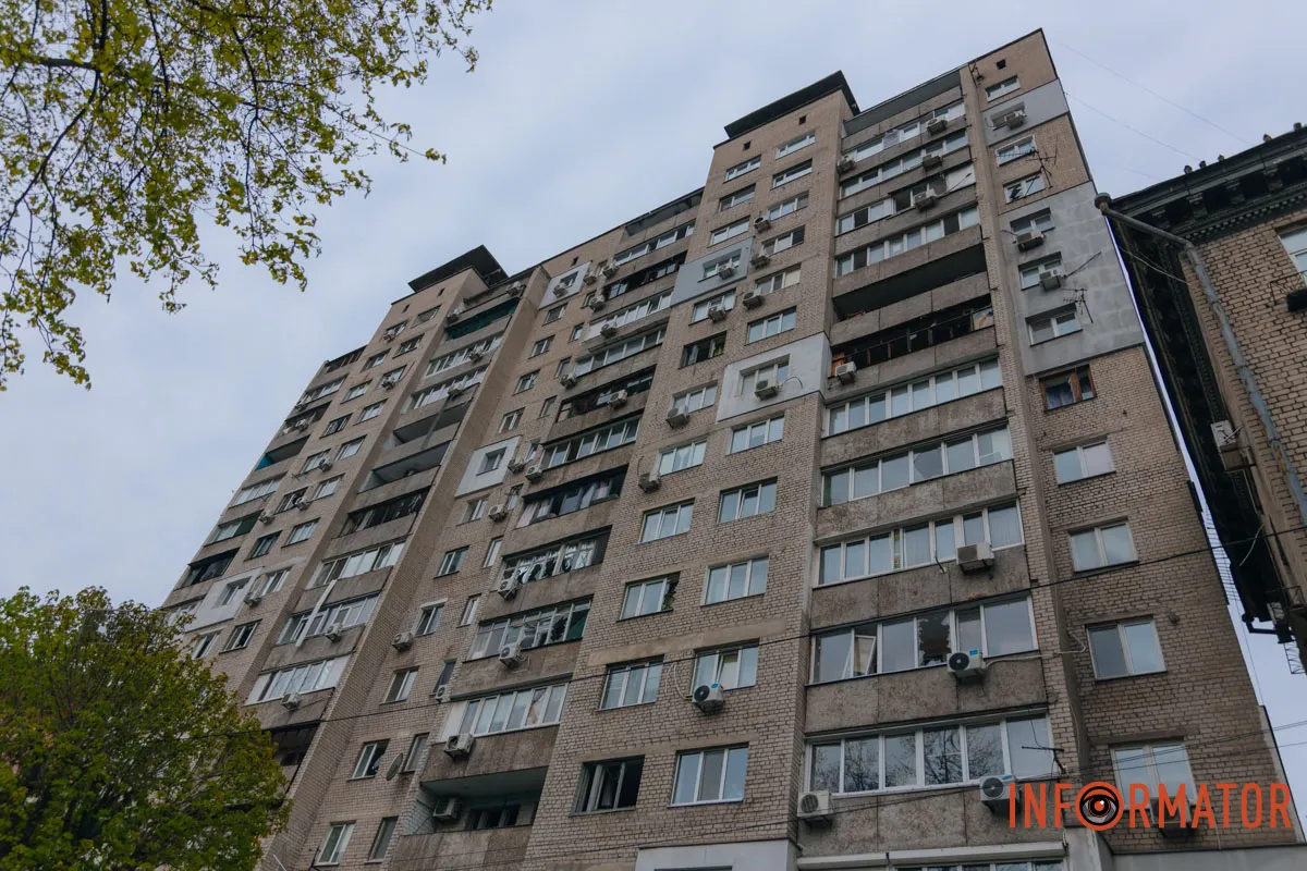 Зруйновані будинки, вибиті вікна, згорілі авто: як виглядає Дніпро після нічної атаки 16 квітня 128