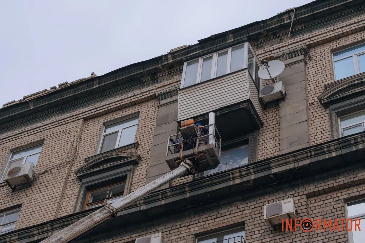 Зруйновані будинки, вибиті вікна, згорілі авто: як виглядає Дніпро після нічної атаки 16 квітня 127