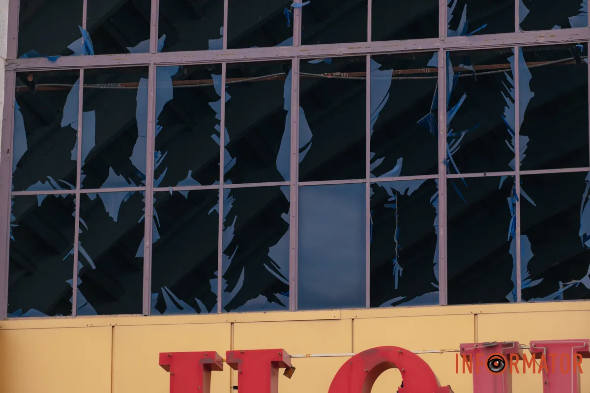 Зруйновані будинки, вибиті вікна, згорілі авто: як виглядає Дніпро після нічної атаки 16 квітня 137