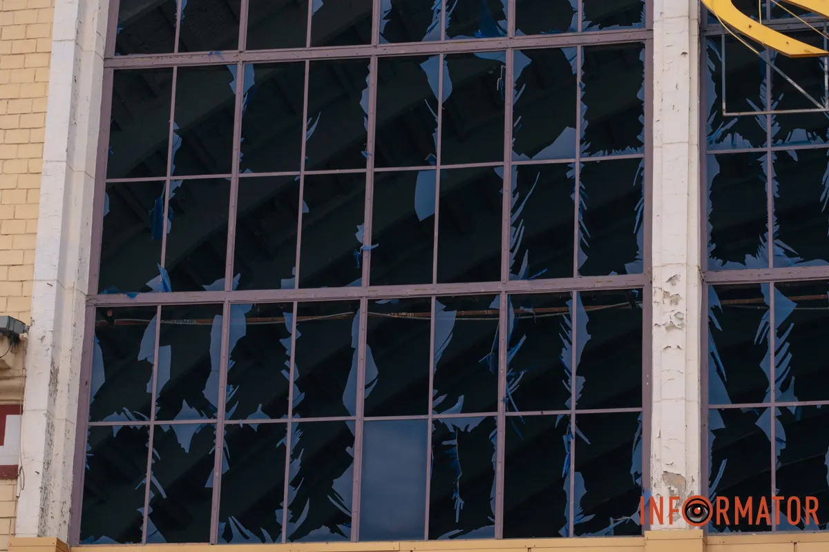 Зруйновані будинки, вибиті вікна, згорілі авто: як виглядає Дніпро після нічної атаки 16 квітня 135