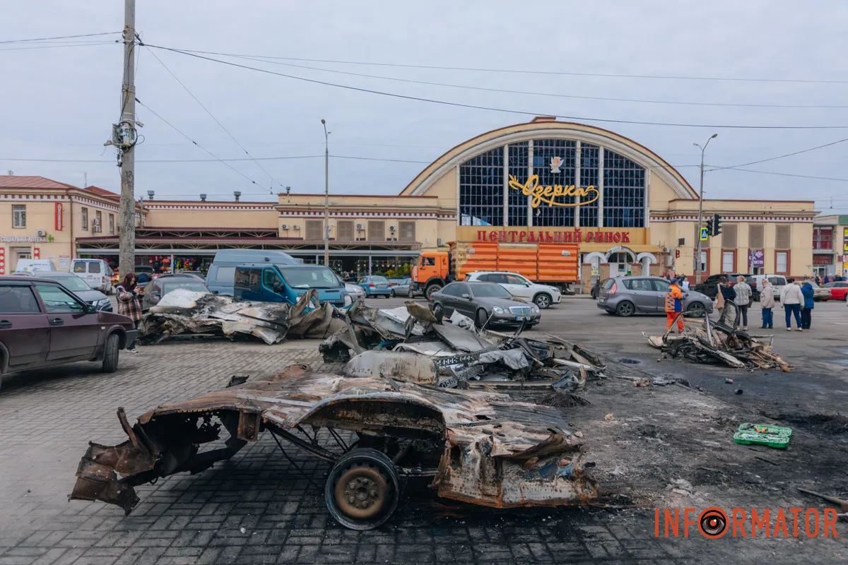 Зруйновані будинки, вибиті вікна, згорілі авто: як виглядає Дніпро після нічної атаки 16 квітня 146