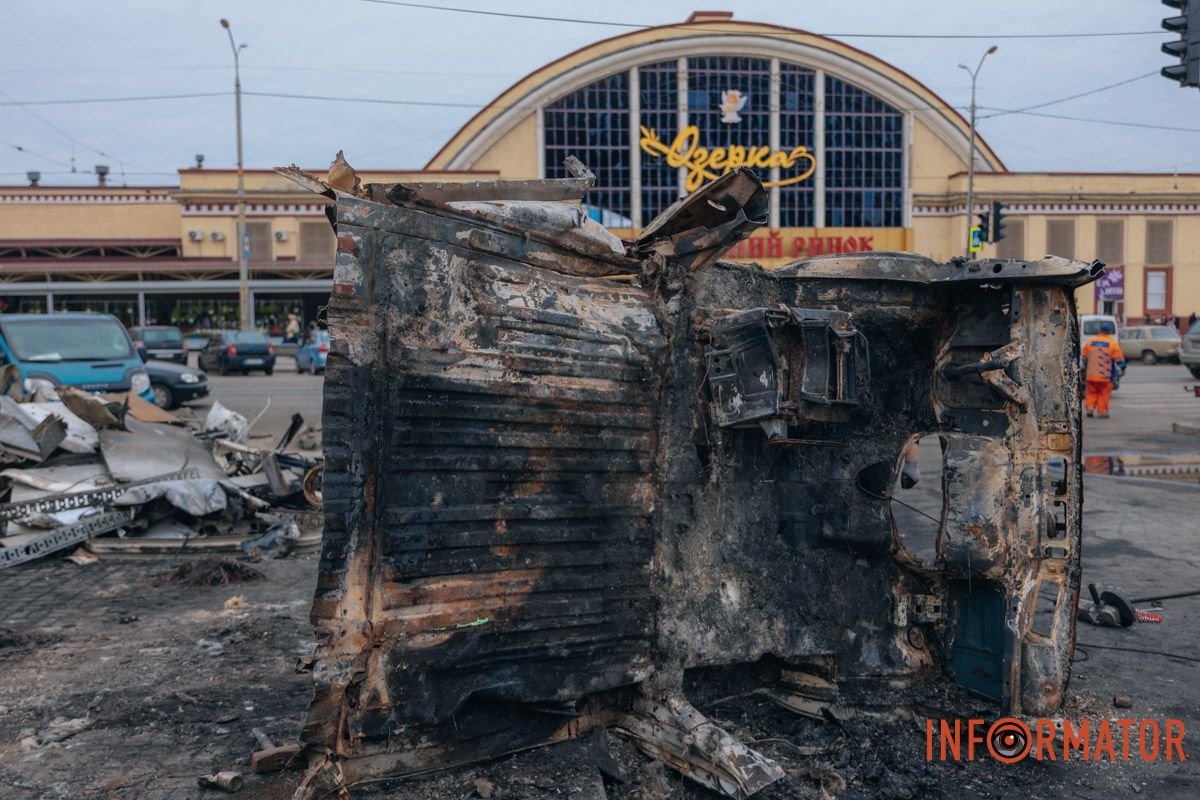 Зруйновані будинки, вибиті вікна, згорілі авто: як виглядає Дніпро після нічної атаки 16 квітня 140