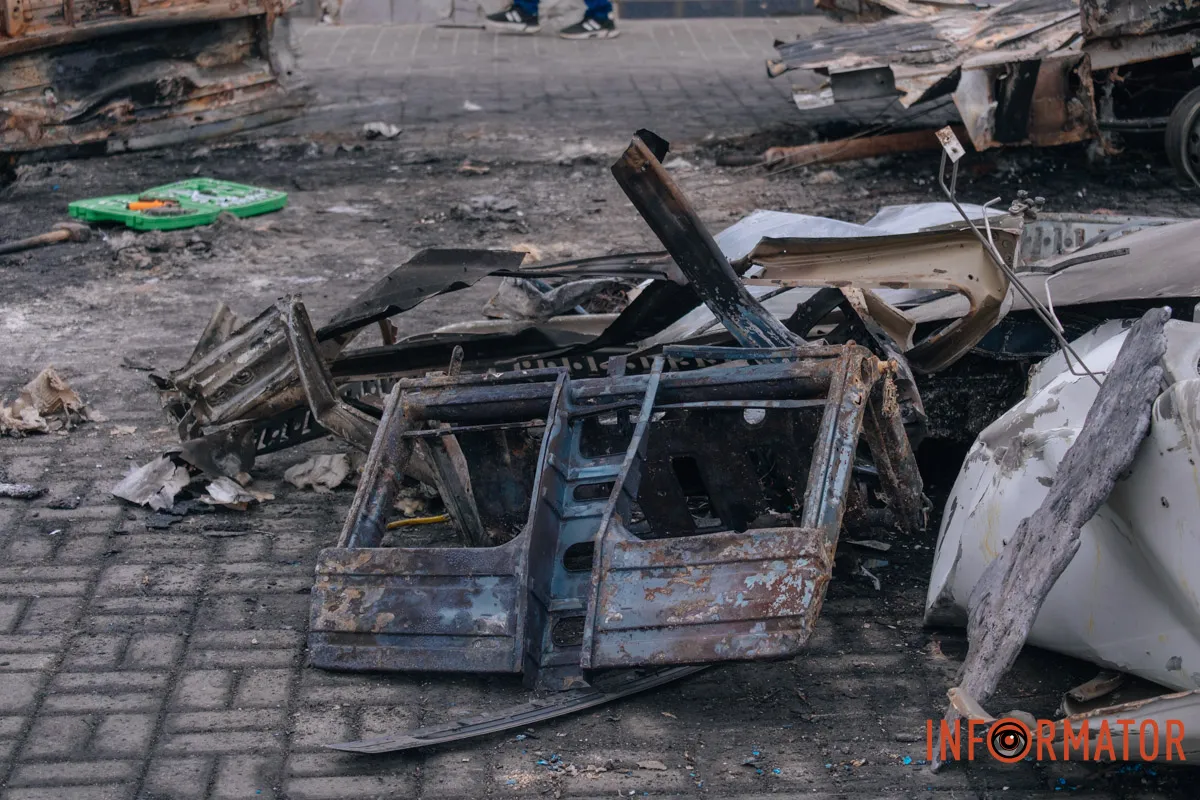 Зруйновані будинки, вибиті вікна, згорілі авто: як виглядає Дніпро після нічної атаки 16 квітня 151