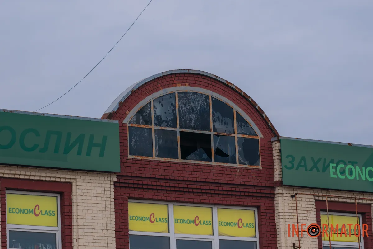 Зруйновані будинки, вибиті вікна, згорілі авто: як виглядає Дніпро після нічної атаки 16 квітня 138