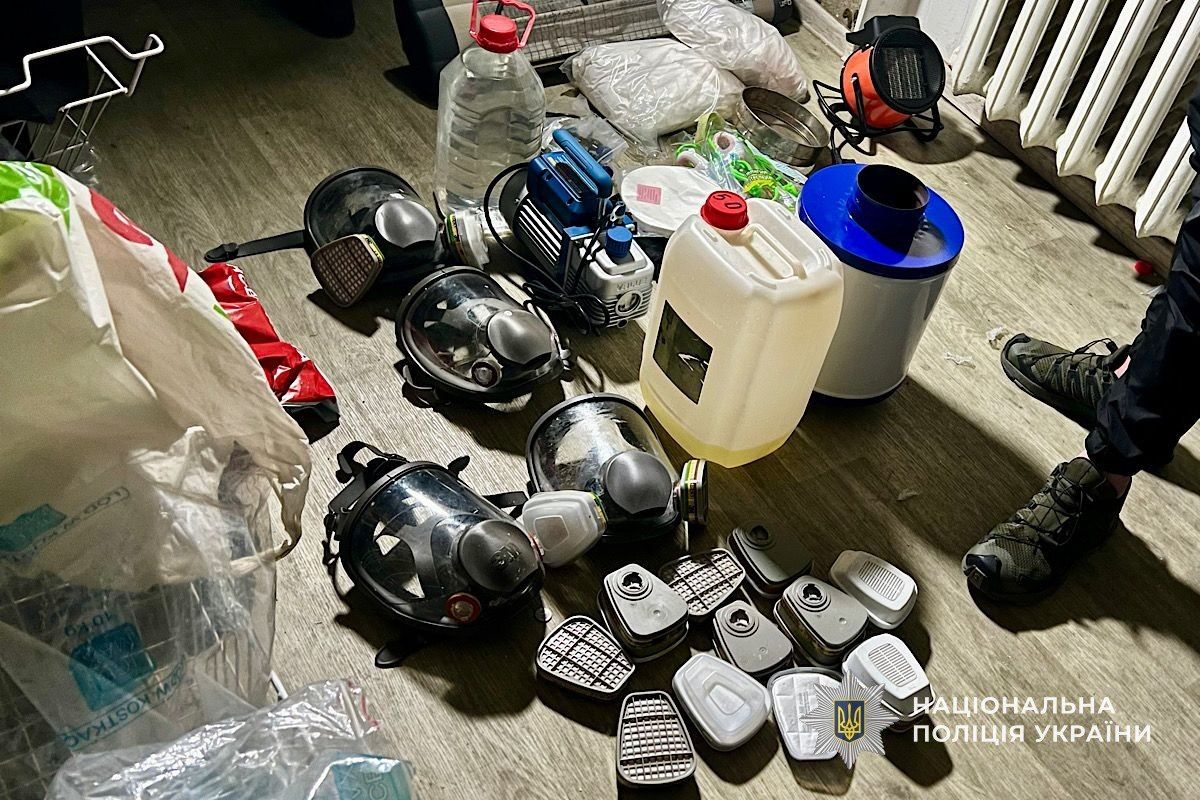 Працівники кримінальної поліції та слідчі поліції Дніпра викрили та припинили діяльність нарколабораторії, у якій виготовляли психотропну речовину PVP в особливо великих розмірах