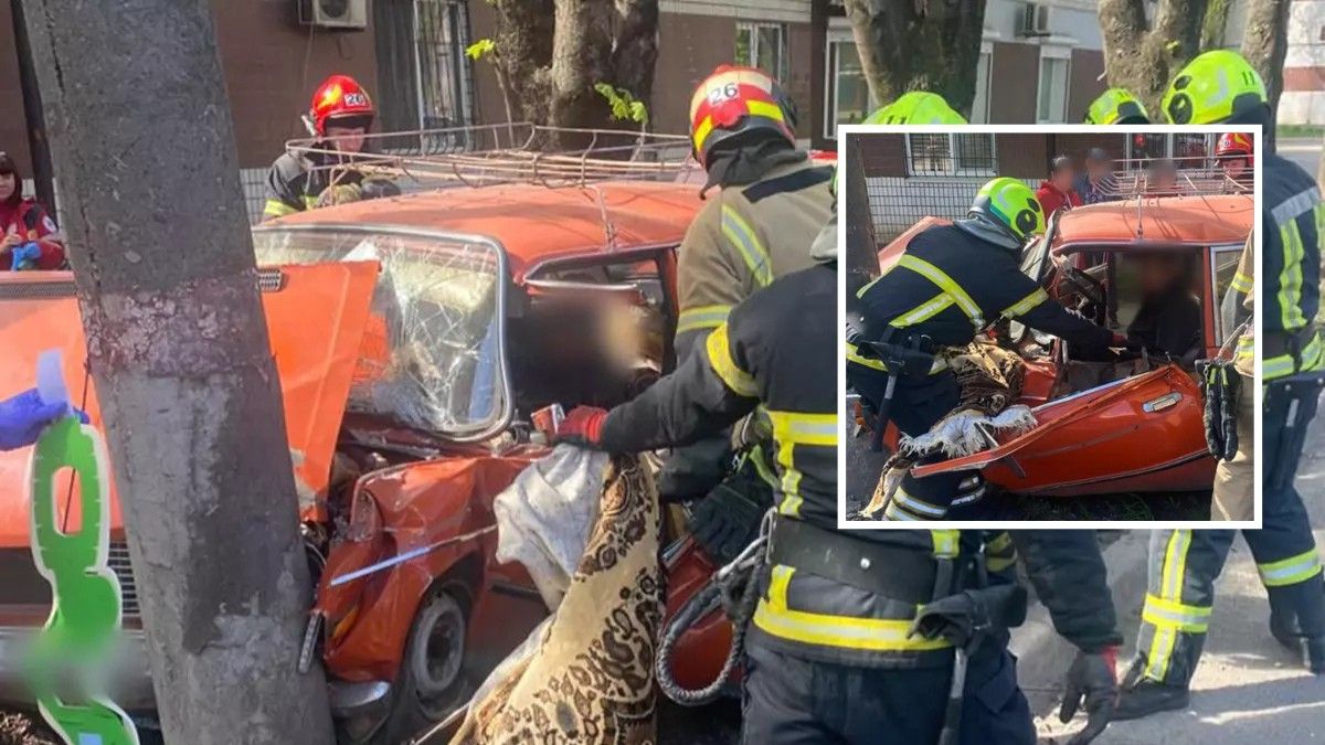 У Кривому Розі ВАЗ врізався у стовп: водія з пошкодженої машини діставали рятувальники