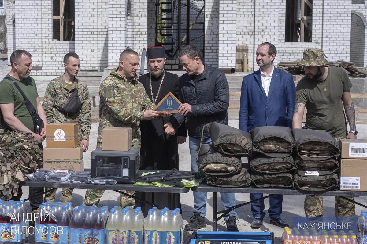 У Кам’янському передали допомогу військовим полку «Айдар» 1