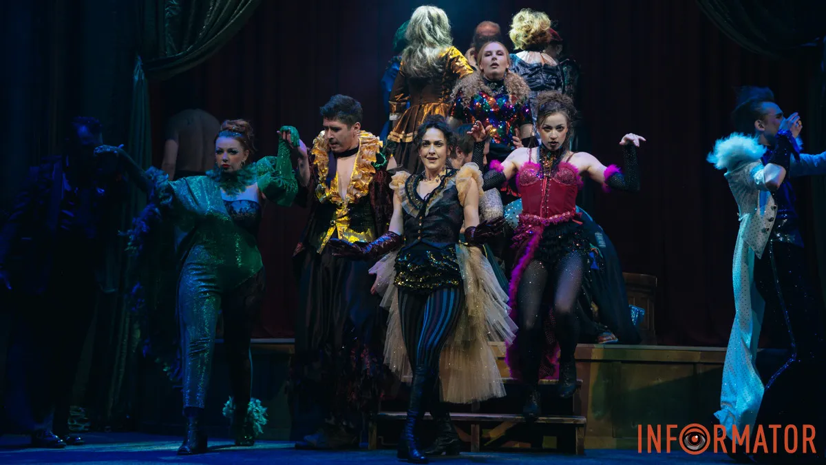Танці, закулісні пригоди та гротеск: у дніпровському ДРАМіКОМі готують прем’єру вистави-кабаре «Шантрапа»