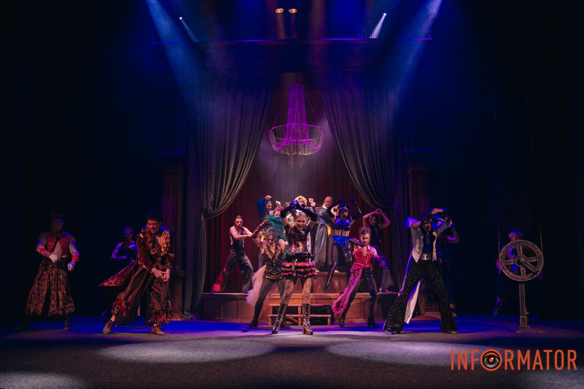 Танці, закулісні пригоди та гротеск: у дніпровському ДРАМіКОМі готують прем’єру вистави-кабаре «Шантрапа» 78