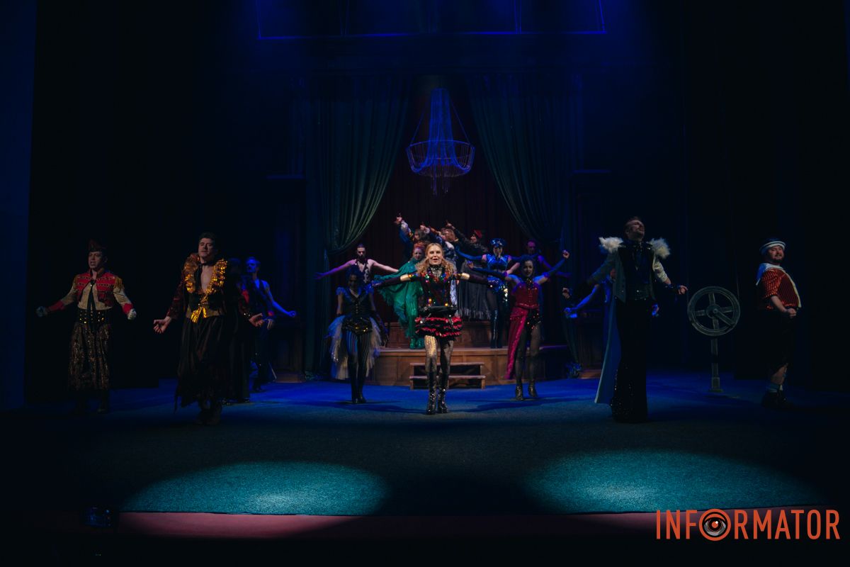 Танці, закулісні пригоди та гротеск: у дніпровському ДРАМіКОМі готують прем’єру вистави-кабаре «Шантрапа» 33