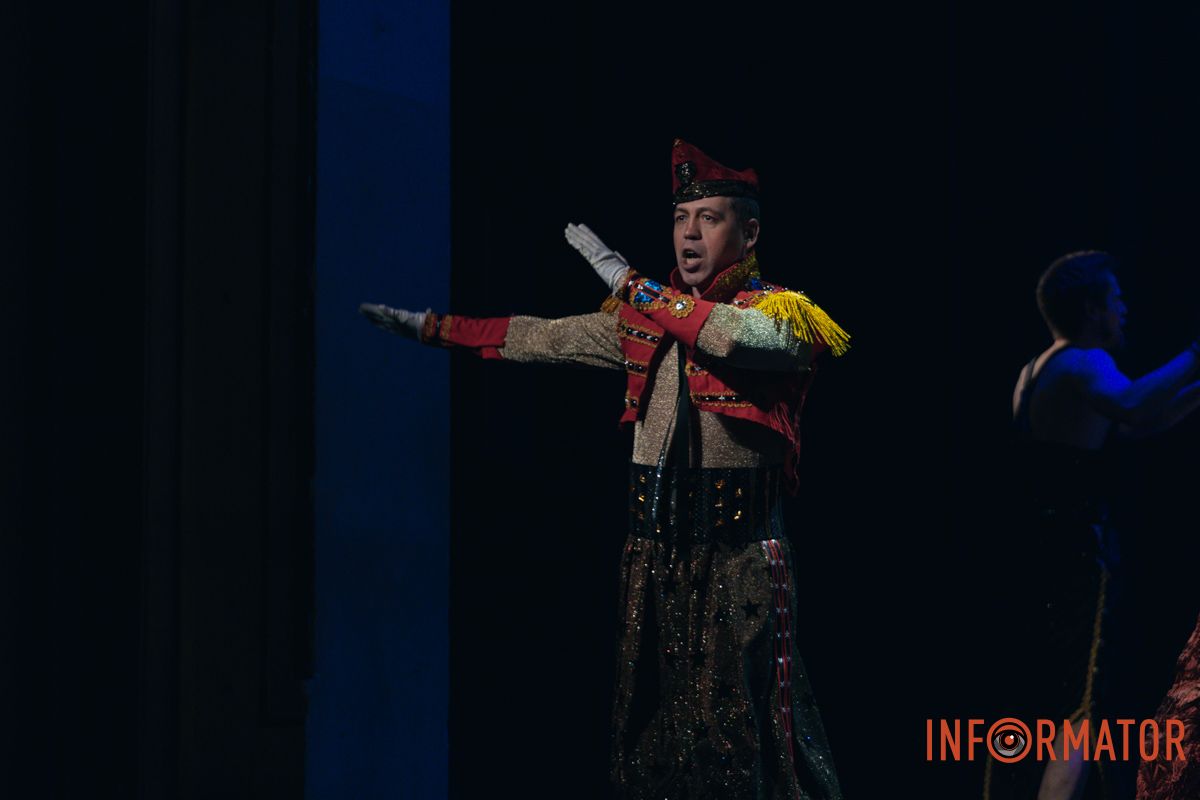 Танці, закулісні пригоди та гротеск: у дніпровському ДРАМіКОМі готують прем’єру вистави-кабаре «Шантрапа» 47