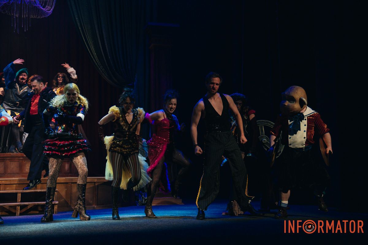 Танці, закулісні пригоди та гротеск: у дніпровському ДРАМіКОМі готують прем’єру вистави-кабаре «Шантрапа» 80