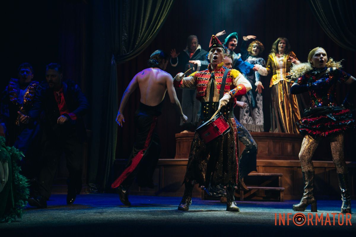 Танці, закулісні пригоди та гротеск: у дніпровському ДРАМіКОМі готують прем’єру вистави-кабаре «Шантрапа» 48