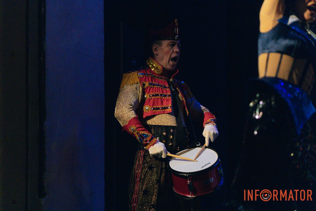 Танці, закулісні пригоди та гротеск: у дніпровському ДРАМіКОМі готують прем’єру вистави-кабаре «Шантрапа» 34