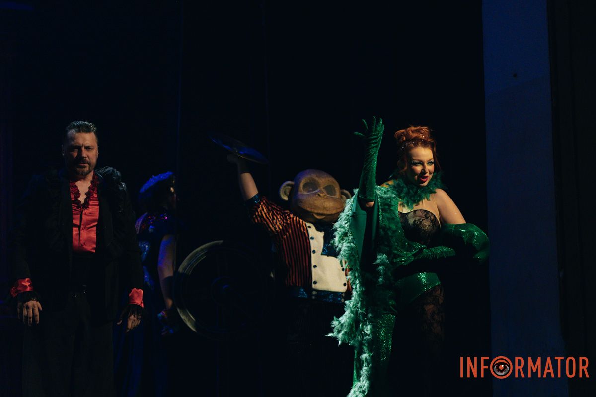 Танці, закулісні пригоди та гротеск: у дніпровському ДРАМіКОМі готують прем’єру вистави-кабаре «Шантрапа» 45