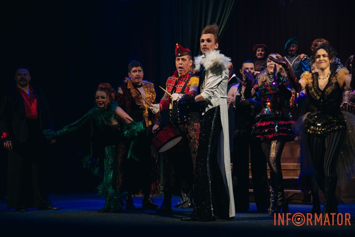 Танці, закулісні пригоди та гротеск: у дніпровському ДРАМіКОМі готують прем’єру вистави-кабаре «Шантрапа» 92