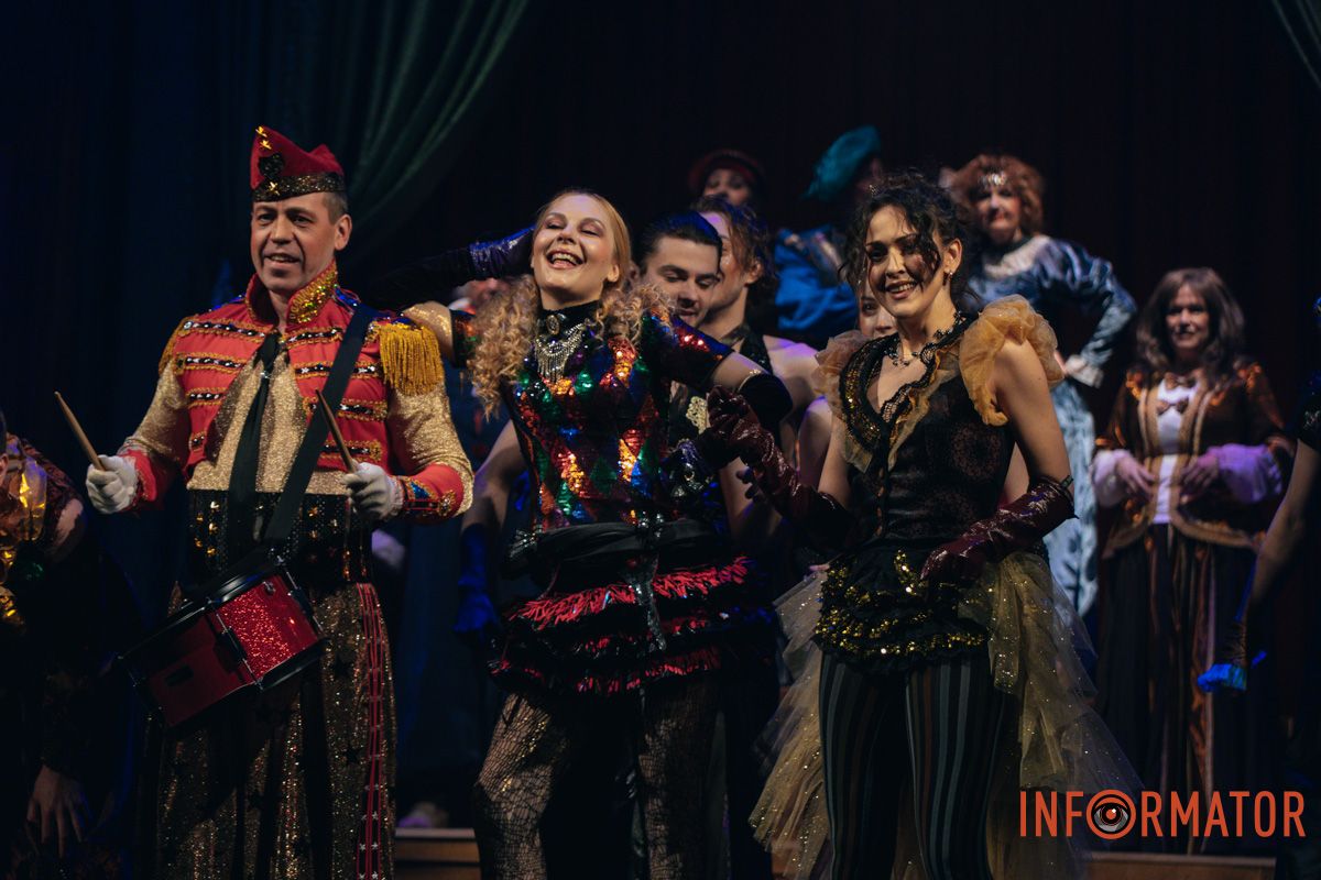 Танці, закулісні пригоди та гротеск: у дніпровському ДРАМіКОМі готують прем’єру вистави-кабаре «Шантрапа» 72