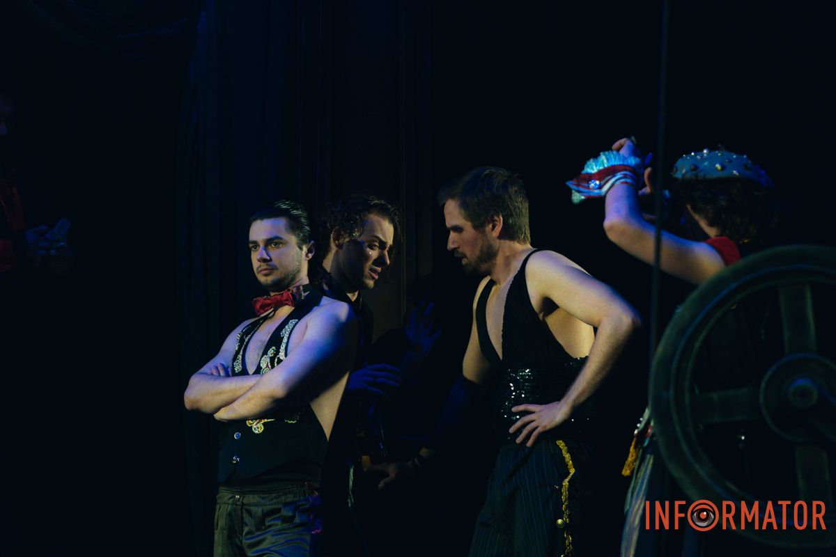 Танці, закулісні пригоди та гротеск: у дніпровському ДРАМіКОМі готують прем’єру вистави-кабаре «Шантрапа» 40
