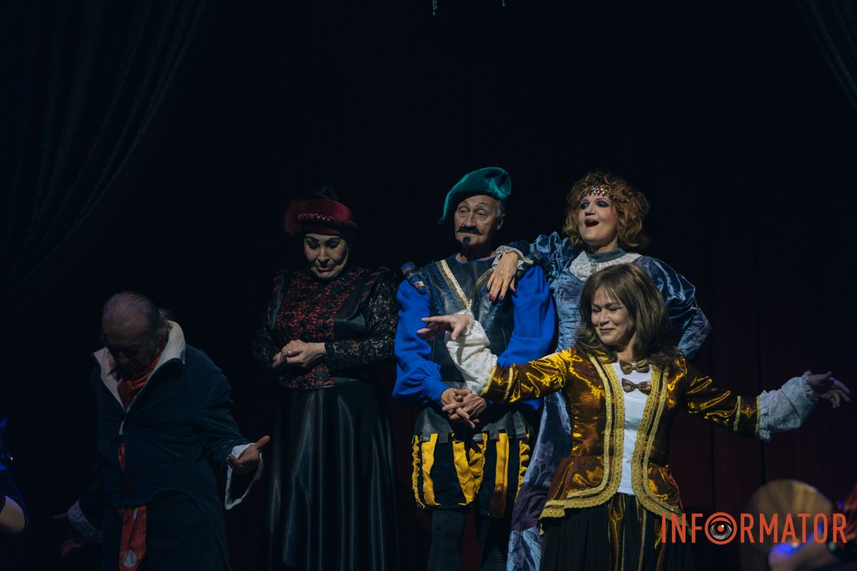 Танці, закулісні пригоди та гротеск: у дніпровському ДРАМіКОМі готують прем’єру вистави-кабаре «Шантрапа» 85