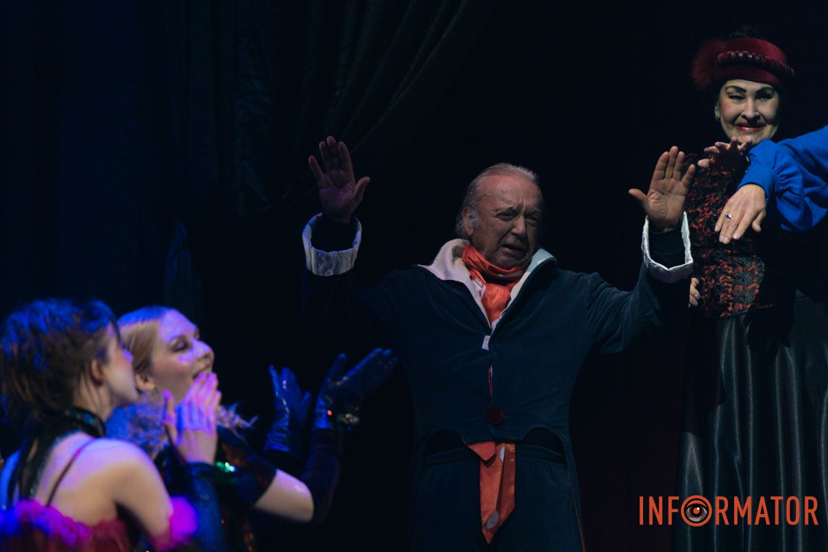 Танці, закулісні пригоди та гротеск: у дніпровському ДРАМіКОМі готують прем’єру вистави-кабаре «Шантрапа» 70