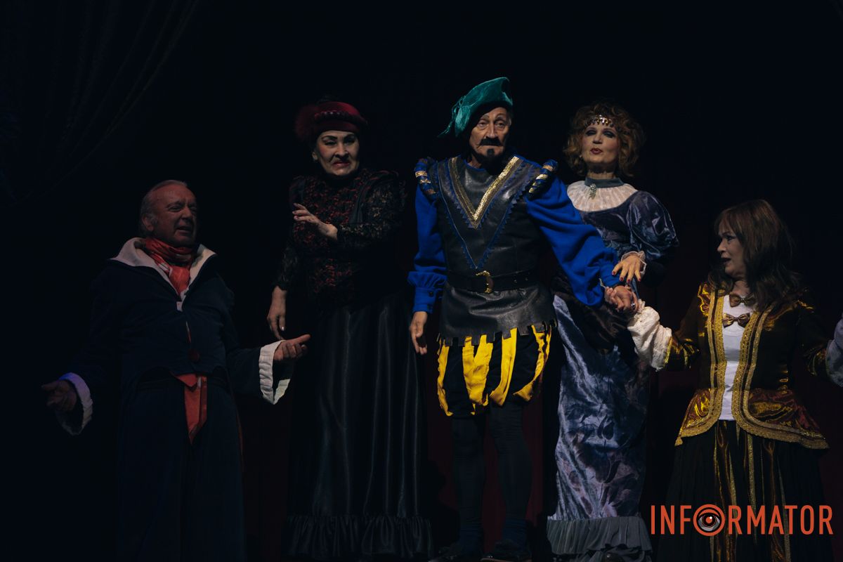 Танці, закулісні пригоди та гротеск: у дніпровському ДРАМіКОМі готують прем’єру вистави-кабаре «Шантрапа» 90