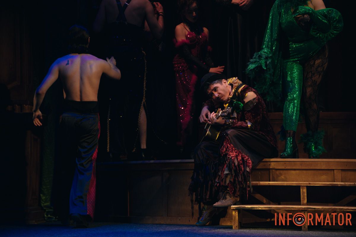 Танці, закулісні пригоди та гротеск: у дніпровському ДРАМіКОМі готують прем’єру вистави-кабаре «Шантрапа» 95