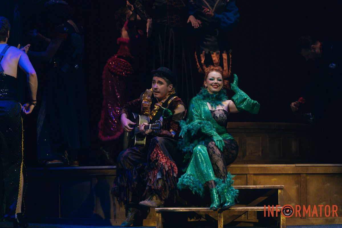 Танці, закулісні пригоди та гротеск: у дніпровському ДРАМіКОМі готують прем’єру вистави-кабаре «Шантрапа» 86