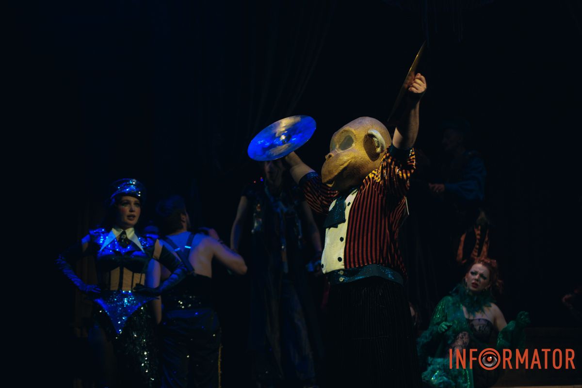 Танці, закулісні пригоди та гротеск: у дніпровському ДРАМіКОМі готують прем’єру вистави-кабаре «Шантрапа» 51