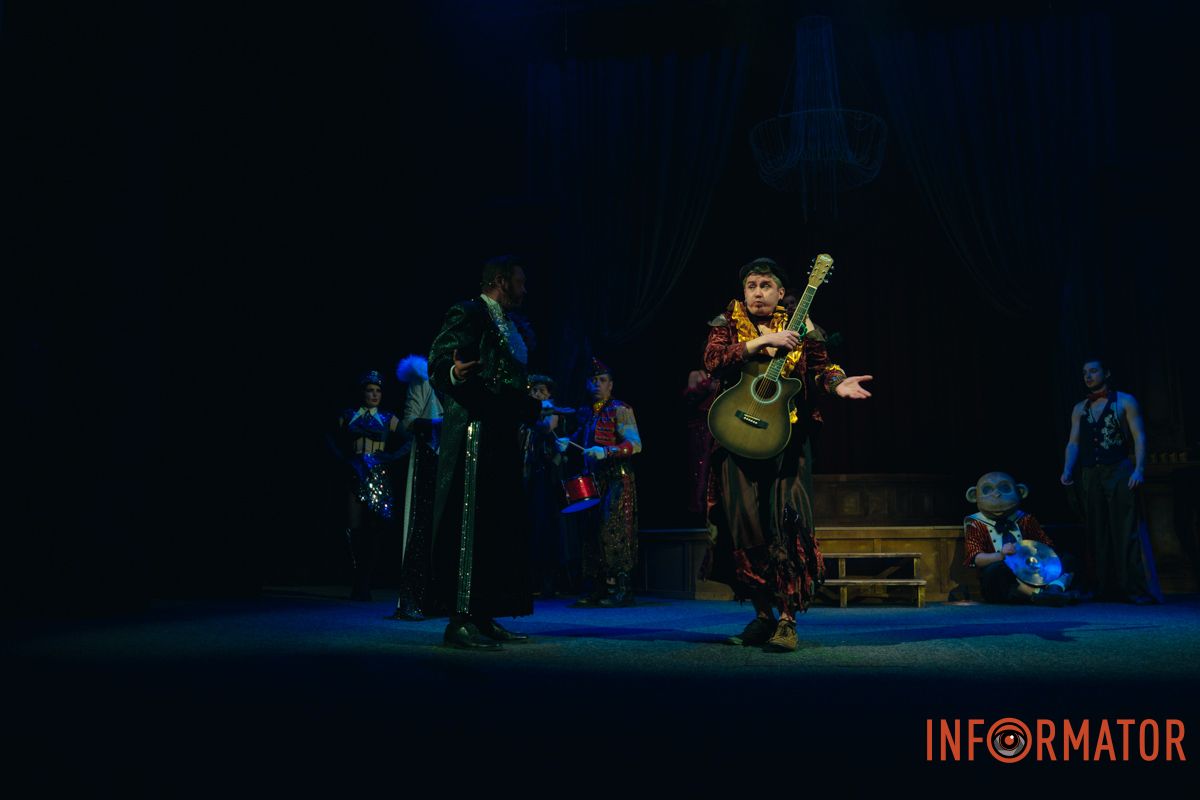 Танці, закулісні пригоди та гротеск: у дніпровському ДРАМіКОМі готують прем’єру вистави-кабаре «Шантрапа» 65