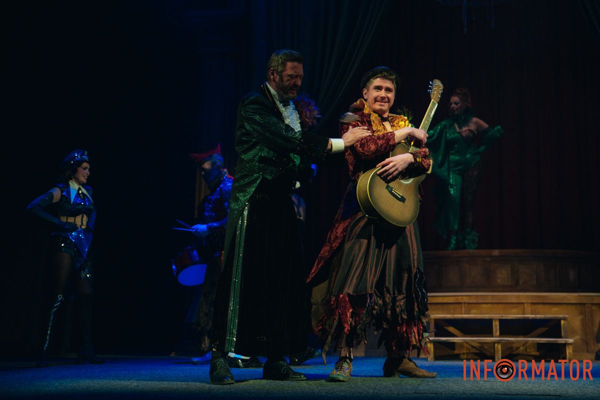 Танці, закулісні пригоди та гротеск: у дніпровському ДРАМіКОМі готують прем’єру вистави-кабаре «Шантрапа» 96