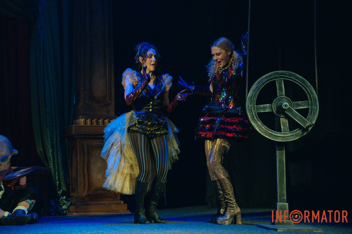 Танці, закулісні пригоди та гротеск: у дніпровському ДРАМіКОМі готують прем’єру вистави-кабаре «Шантрапа» 67