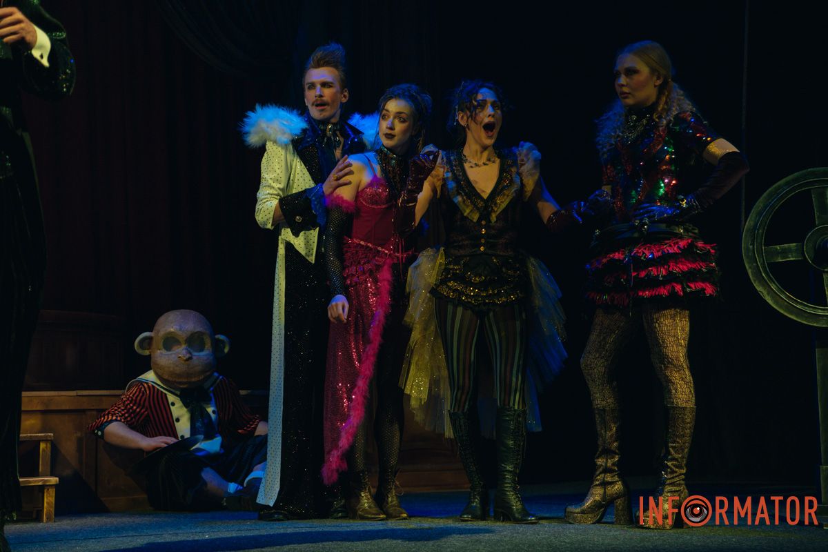 Танці, закулісні пригоди та гротеск: у дніпровському ДРАМіКОМі готують прем’єру вистави-кабаре «Шантрапа» 64
