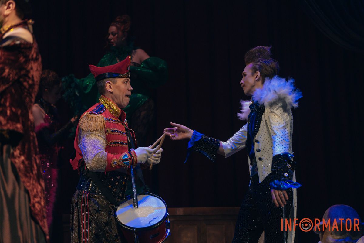 Танці, закулісні пригоди та гротеск: у дніпровському ДРАМіКОМі готують прем’єру вистави-кабаре «Шантрапа» 99