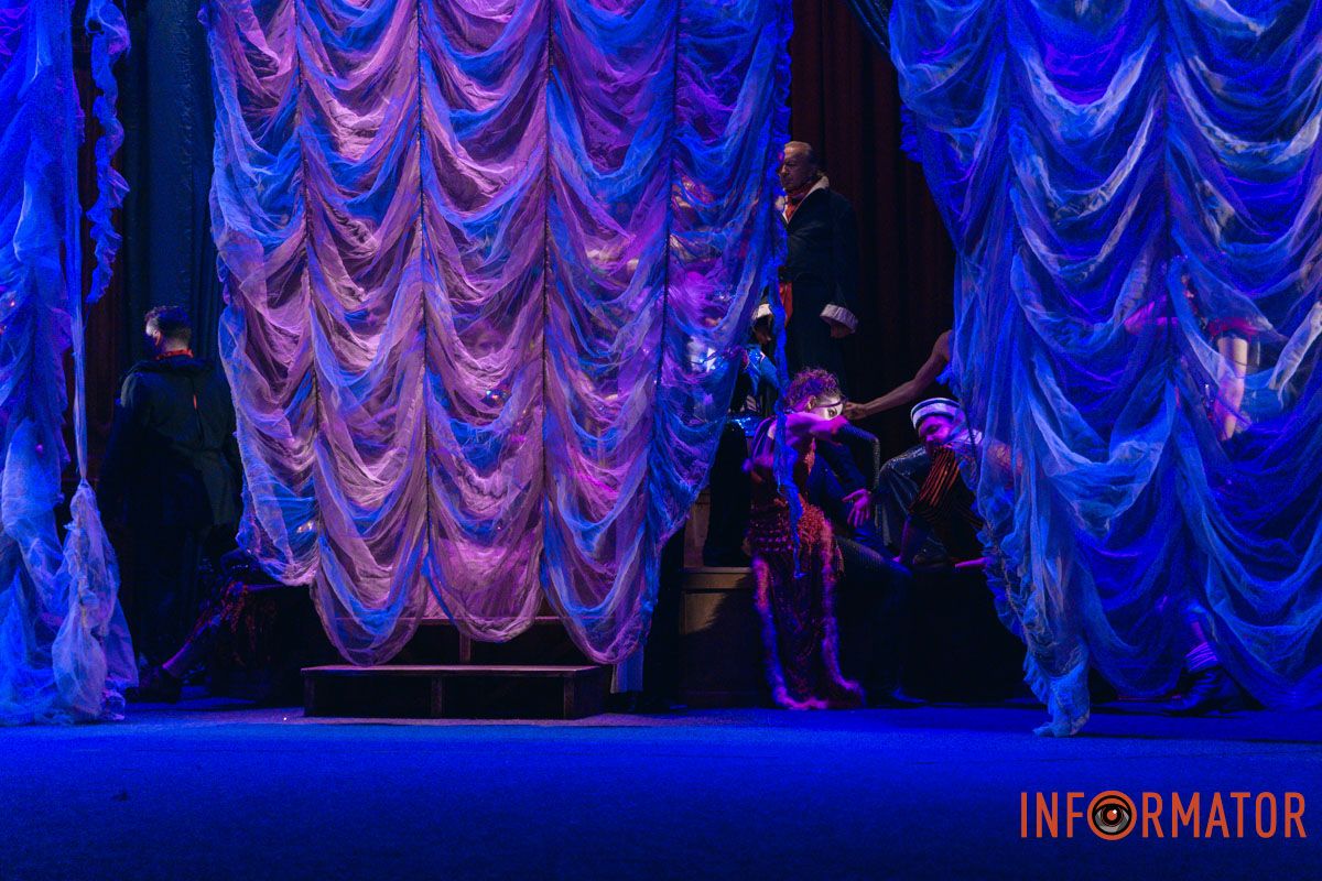 Танці, закулісні пригоди та гротеск: у дніпровському ДРАМіКОМі готують прем’єру вистави-кабаре «Шантрапа» 55