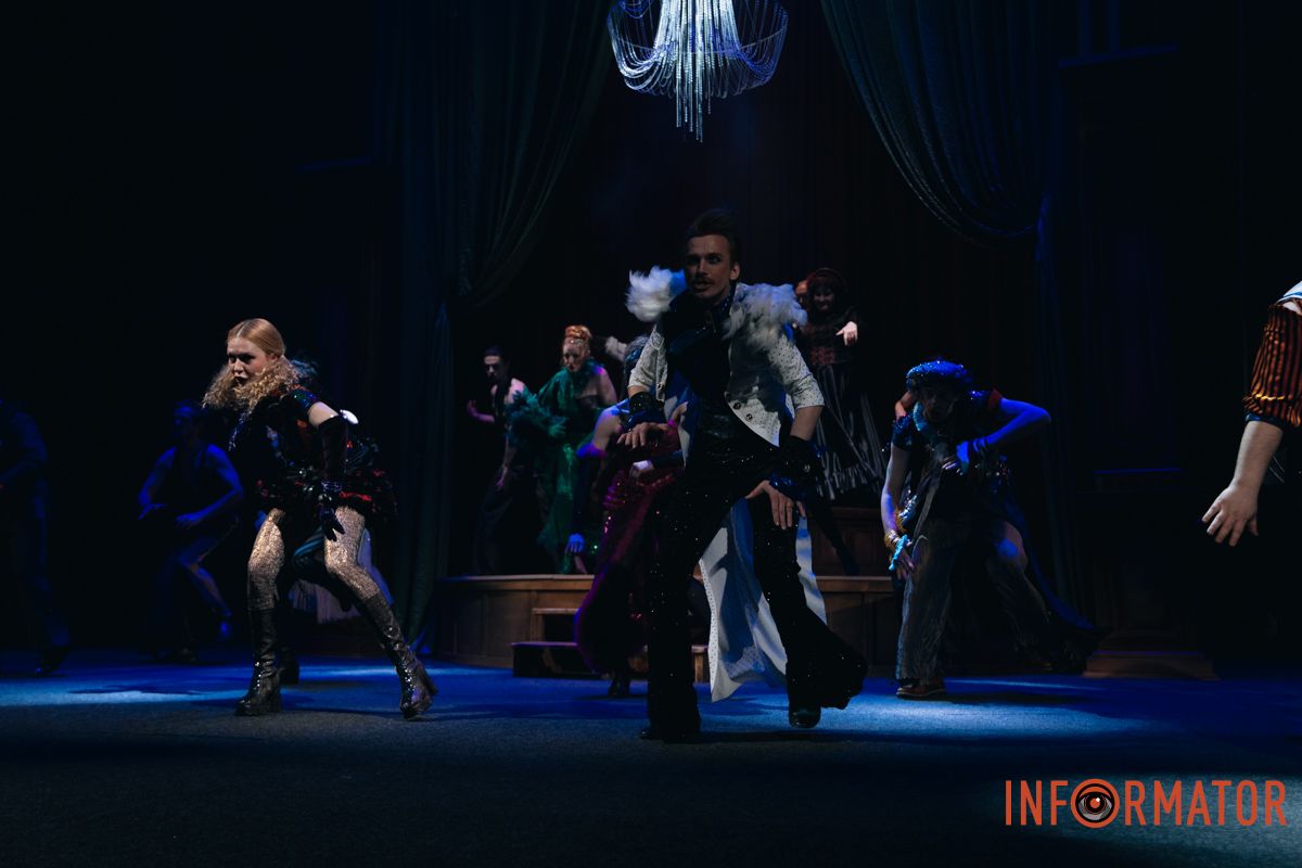 Танці, закулісні пригоди та гротеск: у дніпровському ДРАМіКОМі готують прем’єру вистави-кабаре «Шантрапа» 61
