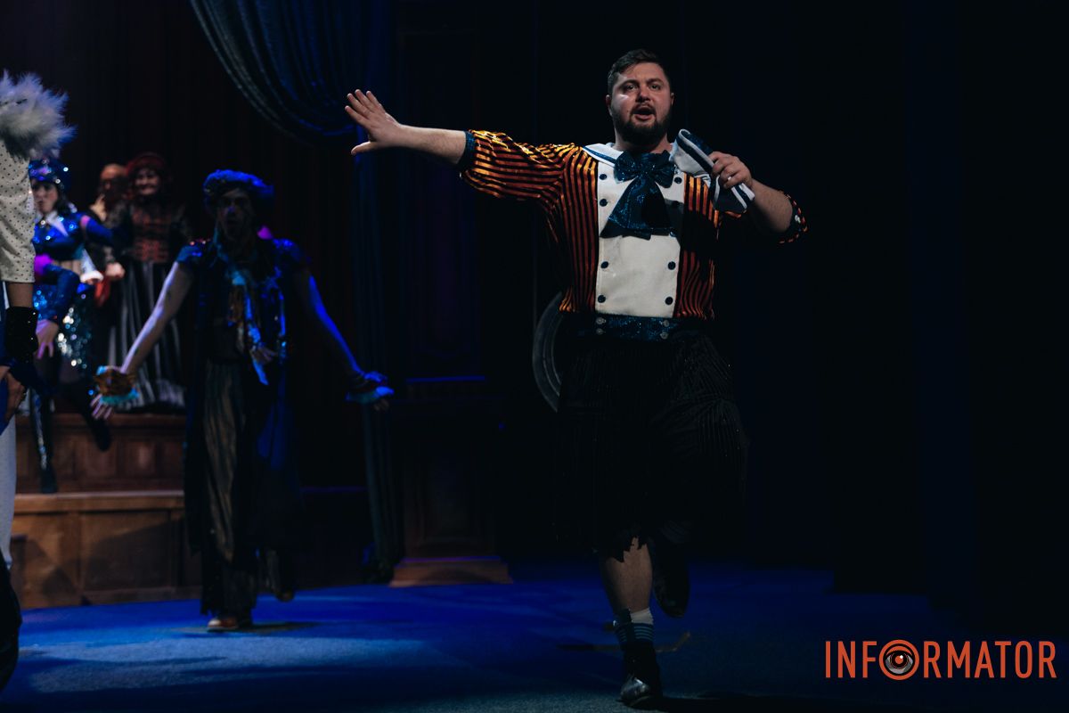 Танці, закулісні пригоди та гротеск: у дніпровському ДРАМіКОМі готують прем’єру вистави-кабаре «Шантрапа» 63