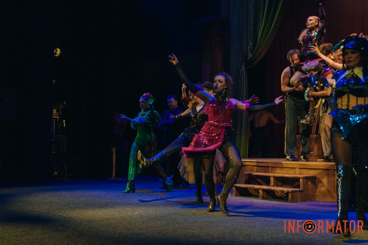 Танці, закулісні пригоди та гротеск: у дніпровському ДРАМіКОМі готують прем’єру вистави-кабаре «Шантрапа» 101