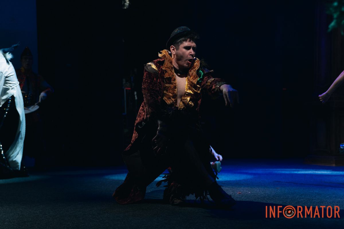 Танці, закулісні пригоди та гротеск: у дніпровському ДРАМіКОМі готують прем’єру вистави-кабаре «Шантрапа» 59