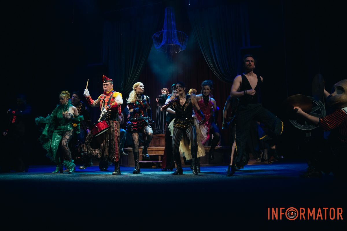 Танці, закулісні пригоди та гротеск: у дніпровському ДРАМіКОМі готують прем’єру вистави-кабаре «Шантрапа» 100