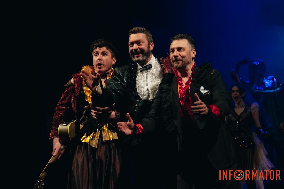 На цей раз пропонують глядачу не просто класичну виставу, а справжнє сценічне шоу